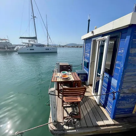 Hoceanika Houseboat Botel