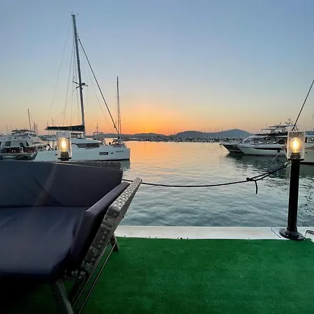 Hoceanika Houseboat