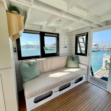 船上ホテル Hoceanika Houseboat